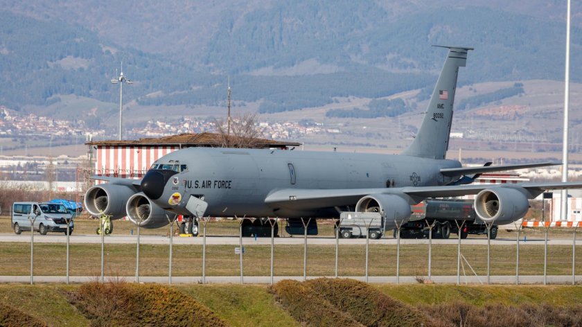 Част от американските военни самолети на летище София са излетели