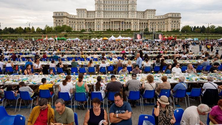 Румъния постави рекорд на Гинес: 5,4-километрова маса събра 20 000 души в Букурещ