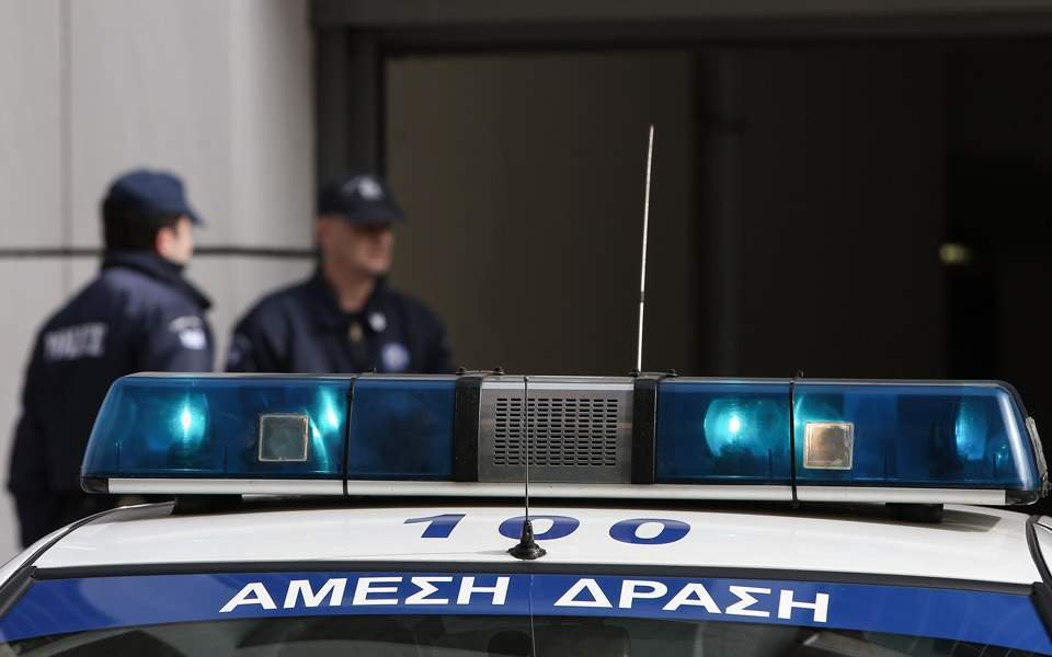 Белезници за българин в Гърция: заловен е с нелегални мигранти