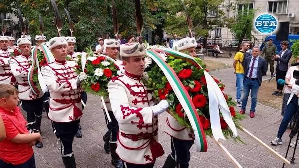 София вади Съединението от клишето: церемония пред мавзолея и дебати на живо с ученици