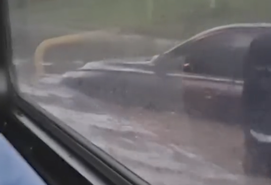 (ВИДЕО) Мощна буря помете Торонто: Порои заляха улици и нахлуха в автобус
