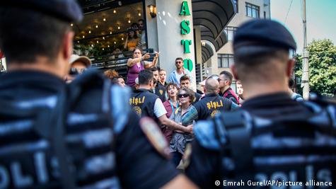 Турция удари ЛГБТ организации: 162 души под разследване, обиски и блокирани сайтове