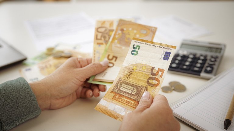 Минималната заплата нагоре с 40–50 евро: Икономисти предупреждават за охлаждане на труда и натиск върху бюджета