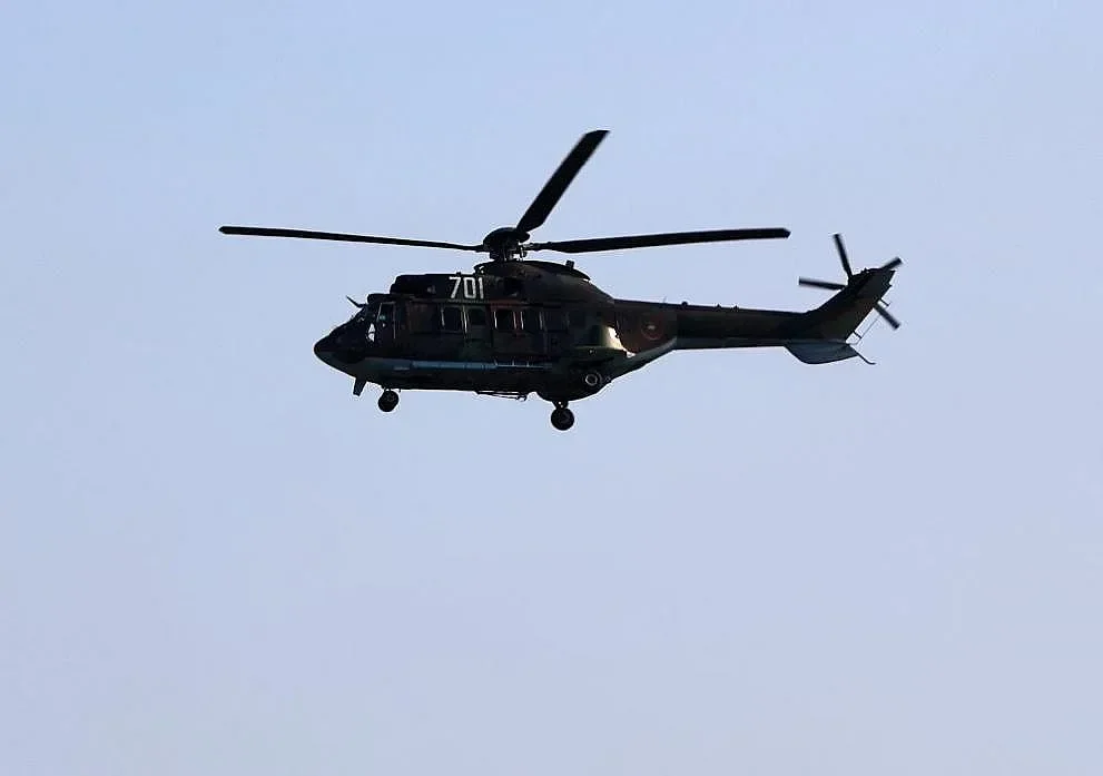 Военен хеликоптер се включи в битката с пожара над Антон