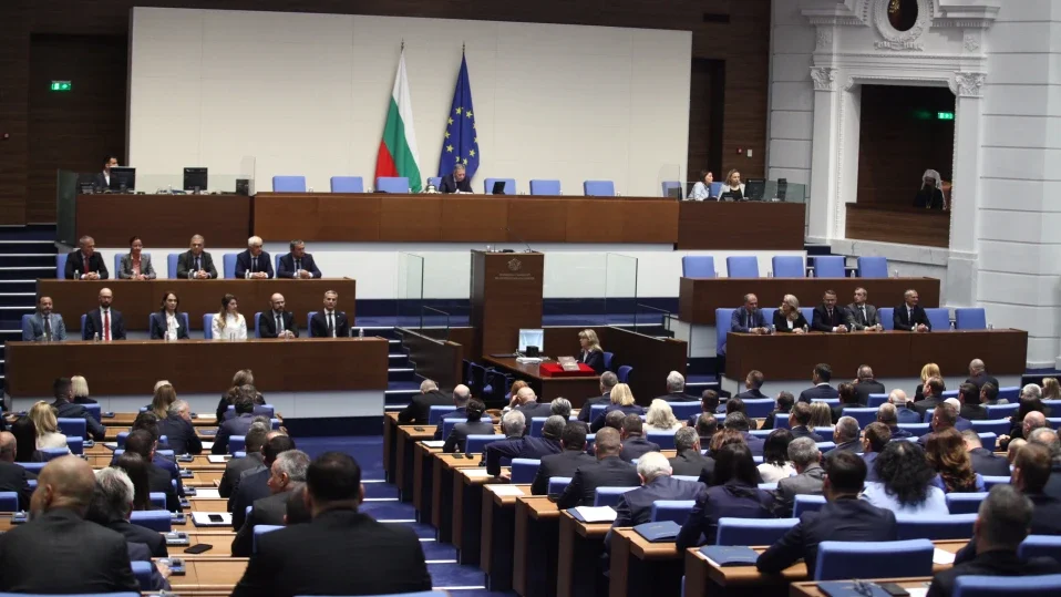 Парламентът избира шеф на НЗОК: две кандидатури, един спор за парите на здравните вноски