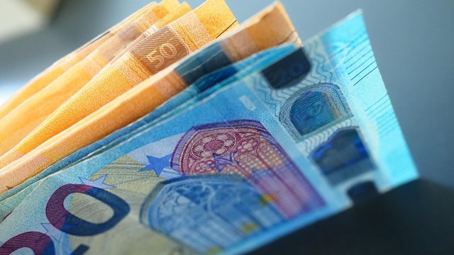 Коледни добавки за 500 000 българи: около 50 евро за уязвими групи, обсъждат и ръст на МРЗ