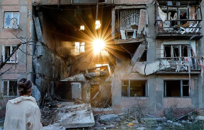 Нощ на разрушения в Украйна: Унищожен склад, сринати етажи и страх от интернет колапс