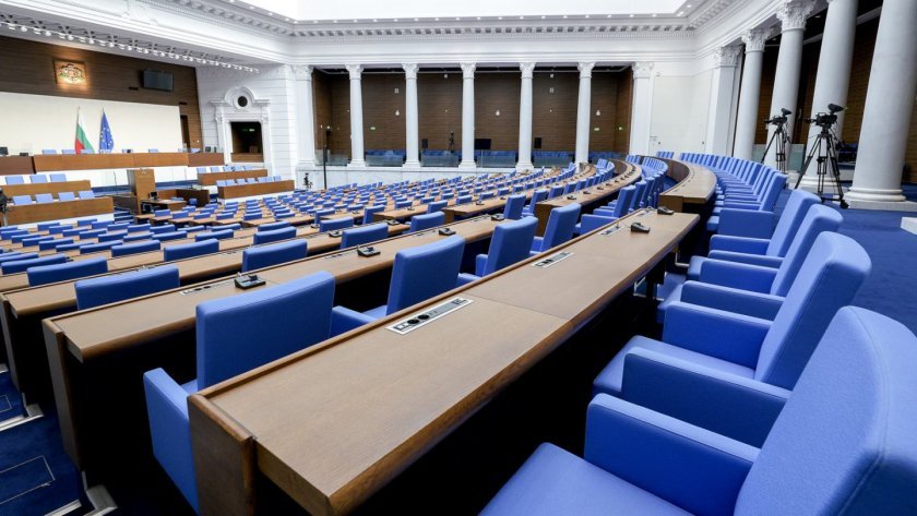 Край на скритите такси: Депутатите стягат примката около фирмите за бързи кредити