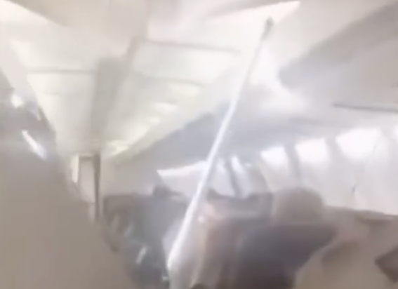 (ВИДЕО) Ужас във въздуха: Части от Boeing 737 започнаха да падат в кабината по време на полет в Иран