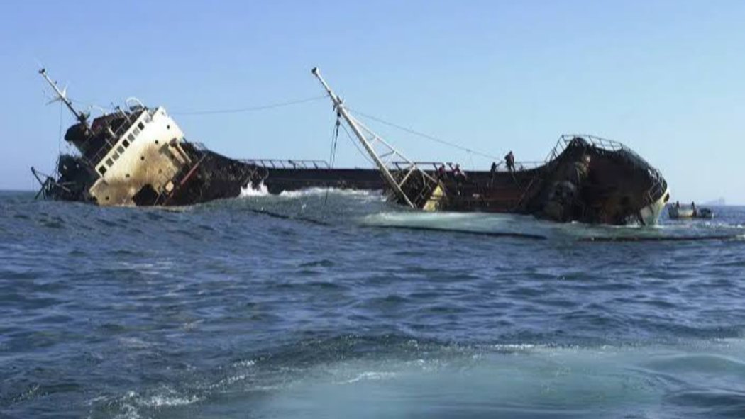 Без следа от моряците: Прекратиха издирването на екипажа на потъналия кораб