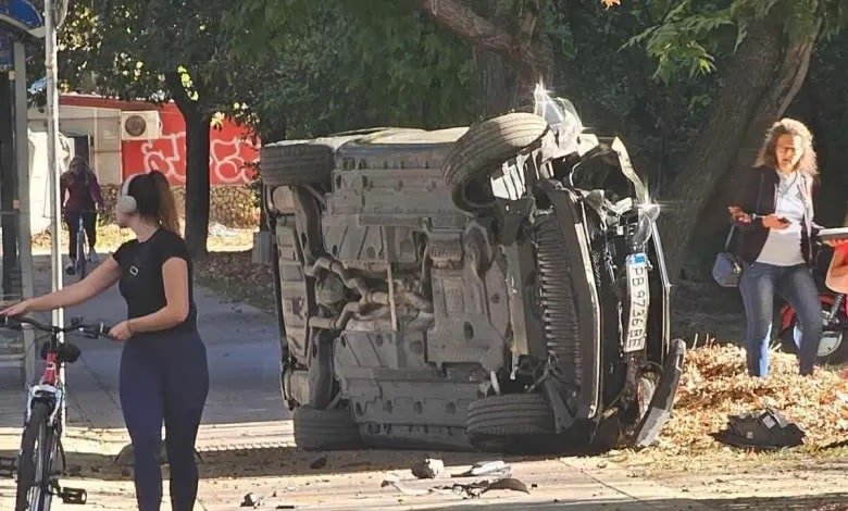 Кола се преобърна и спря на тротоара до спирка в Пловдив