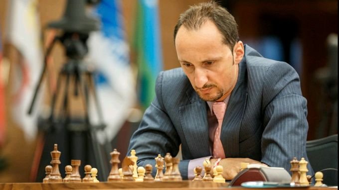 Топалов излиза срещу 30 наведнъж на Капри: сеансът, който превръща шахмата в спектакъл