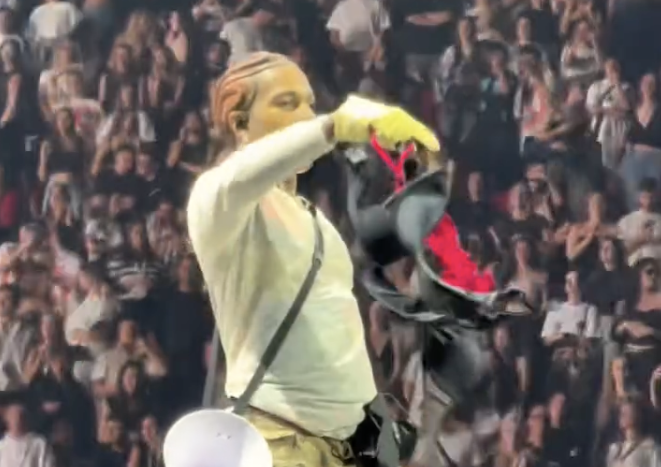 (ВИДЕО) Освен хеликоптери, и бельо полетя към A$AP Rocky в София