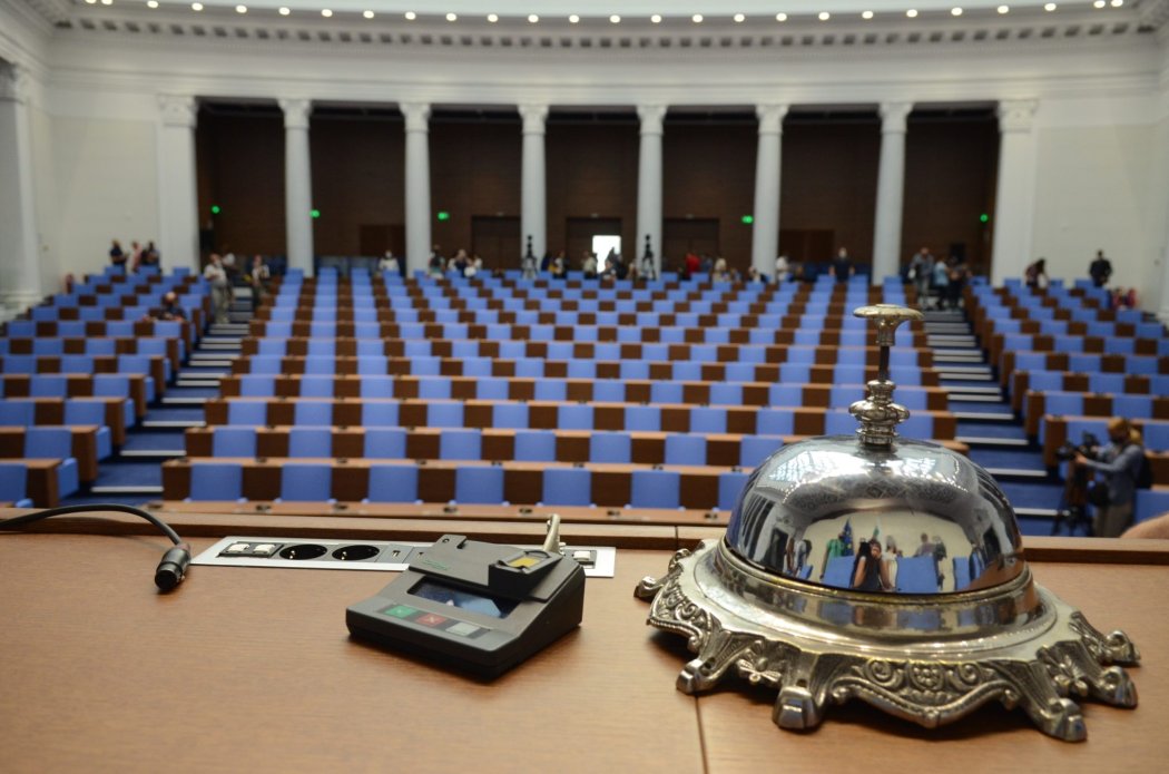 Депутатите излизат в две седмици „изборна“ пауза преди вота на 25 октомври