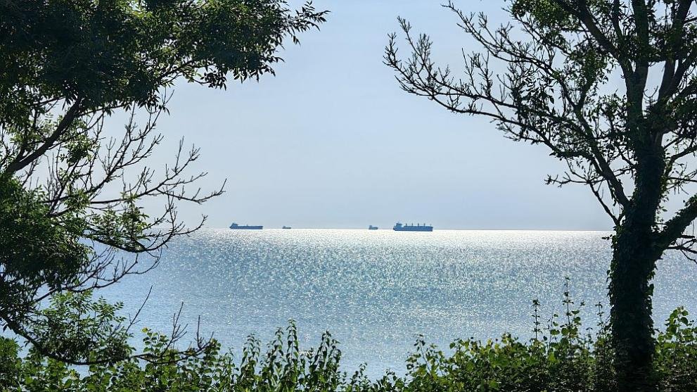 Мистерията с дроновете в Черно море се задълбочава: Поразен кораб е обгорял, но няма следи от останки