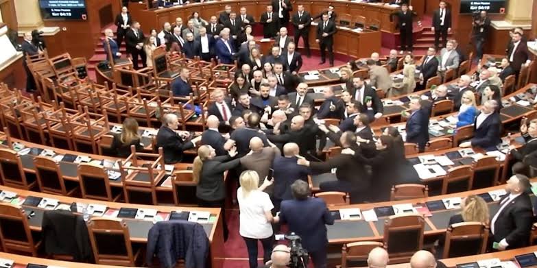 Бой в албанския парламент: Депутати се сбиха, протести блокират Тирана