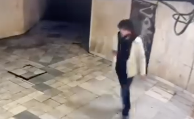 Публикуваха КАДРИ на мъжа, заподозрян за кървавото нападение с нож пред НДК