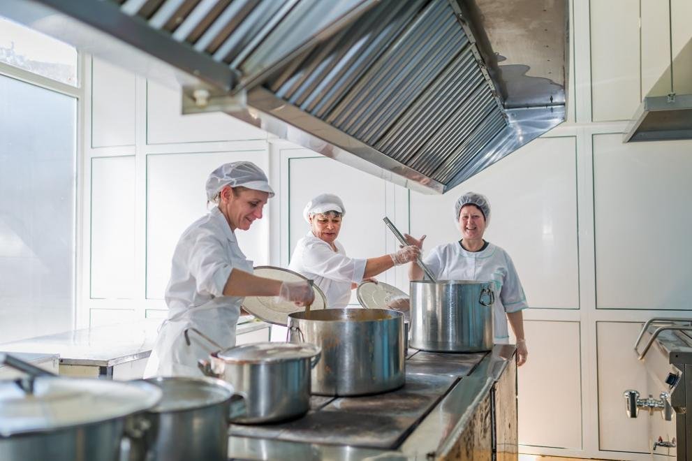БАБХ затвори „кухня майка“ в Пловдив: Мръсотия, съмнителни храни и продукти с изтекъл срок
