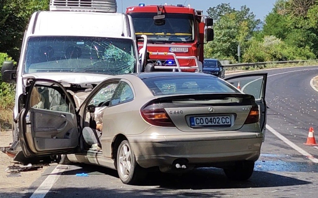 Катастрофа край Долно Сахране сви трафика на път I-6: движението минава в една лента