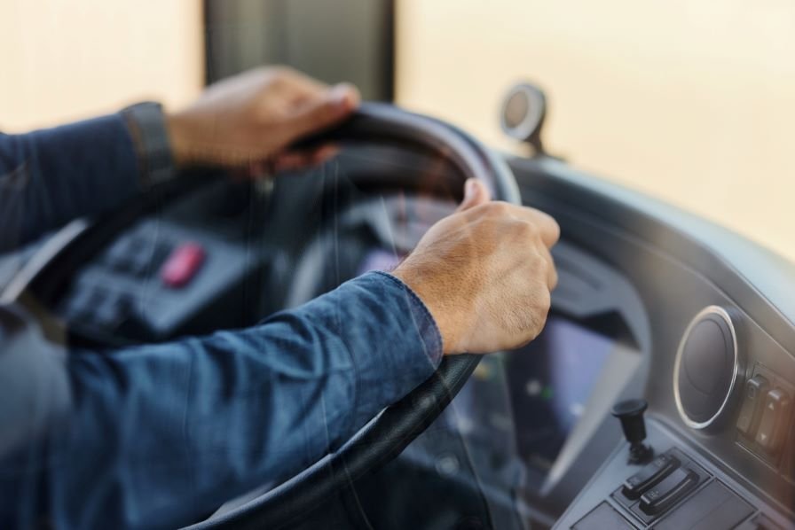 Дядо на 75 открадна автобус в Свищов, полицията го спря край Царевец