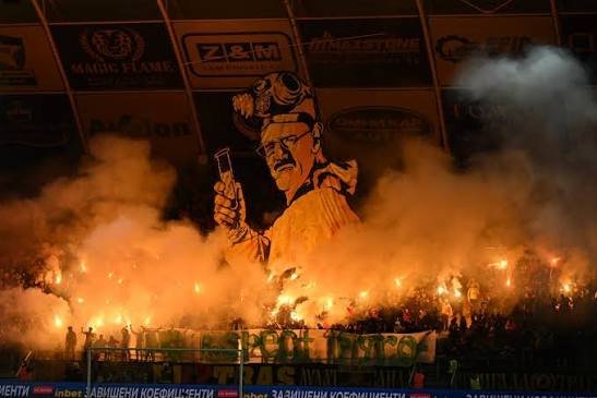 Наказаха фен на „Ботев“ за маска на дербито. Съдът отмени забраната: момчето било извън града