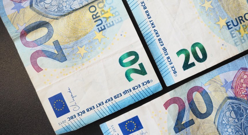 Над 210 000 души с ниски доходи получават компенсация от 20 евро заради поскъпването на горивата