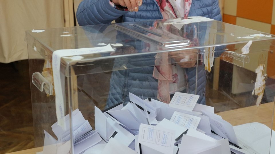 По 5 секции за гласуване отвориха врати в Северна Македония и Сърбия