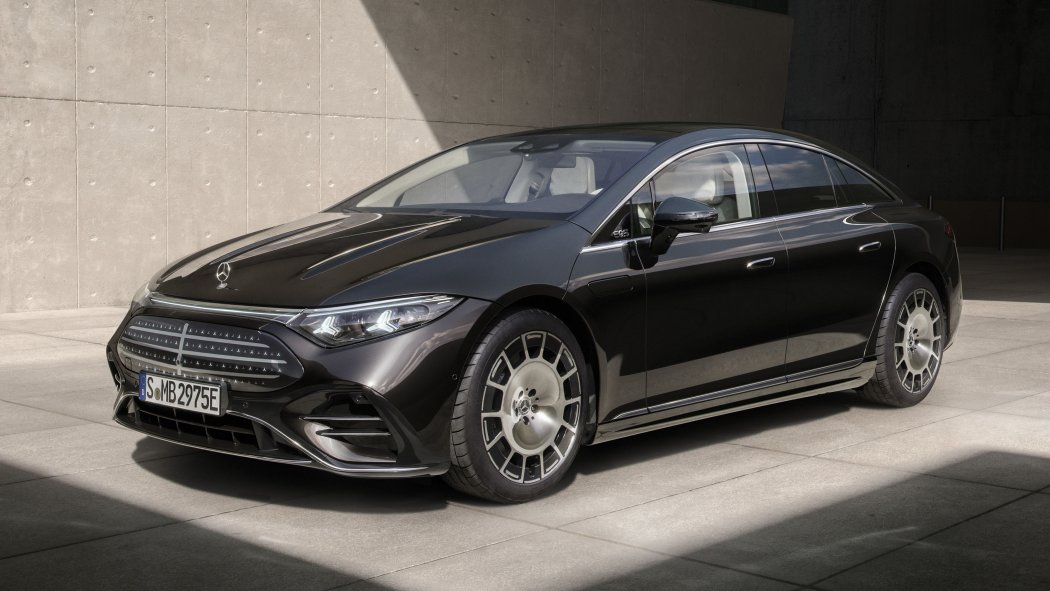 Mercedes EQS удря 926 км пробег: Електрическият флагман става още по-опасен (СНИМКИ)