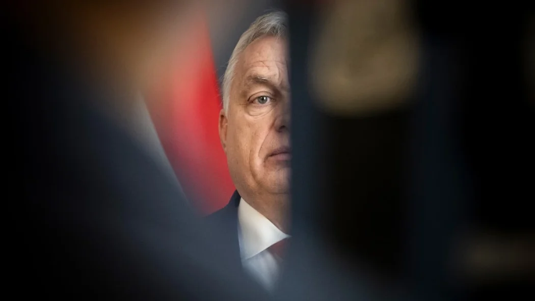Орбан подаде оставка като лидер на „Фидес“, но партията я замрази до юни
