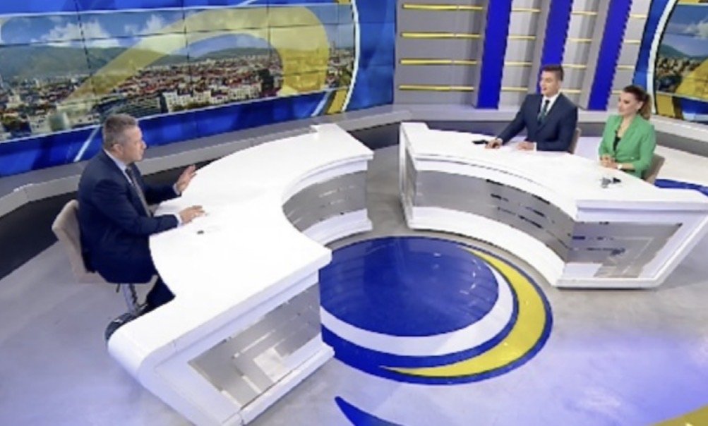 Янаки Стоилов към водещите от БНТ: Не е ли време да си смените проукраинския декор