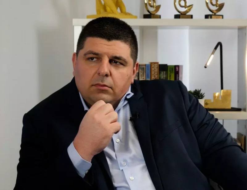 Шкварек попиля Ивайло Мирчев: Отслабнал амбулантен търговец на китайски рутери вживял се в ролята на политик