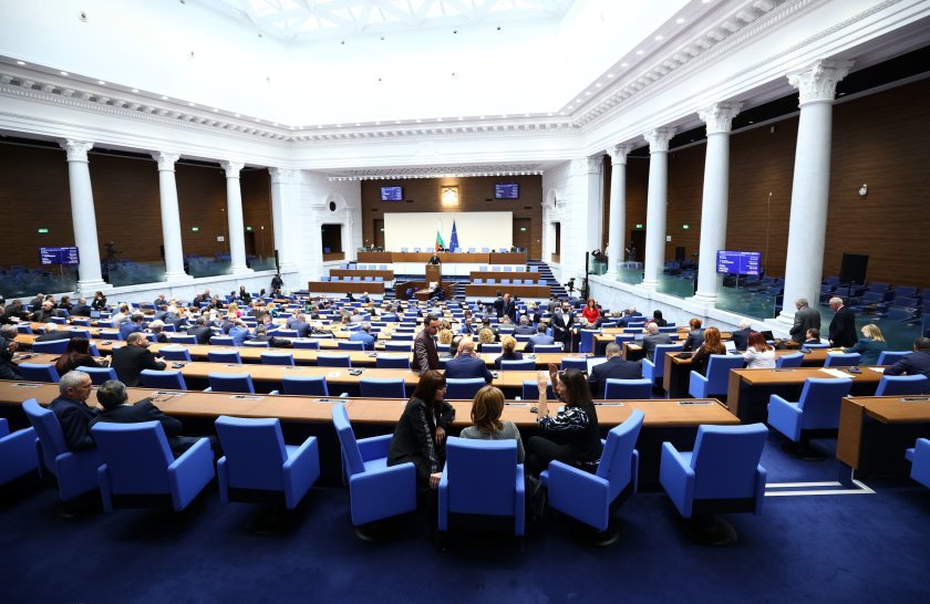 На първо четене: Парламентът обсъжда нови правила срещу поскъпването