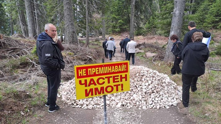 Обещават до 20 дни асфалтиран временен път над свлачището край Пампорово