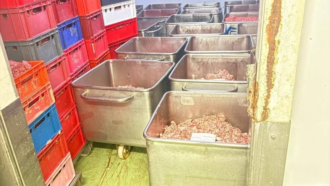 БАБХ удари месокомбинат: Над 6,8 тона негодни храни отиват в екарисаж