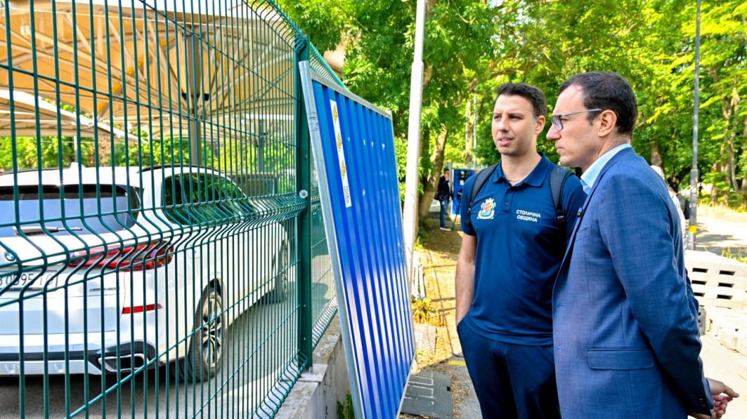 София започна премахването на автокъща „Капитолия“ от Борисовата градина