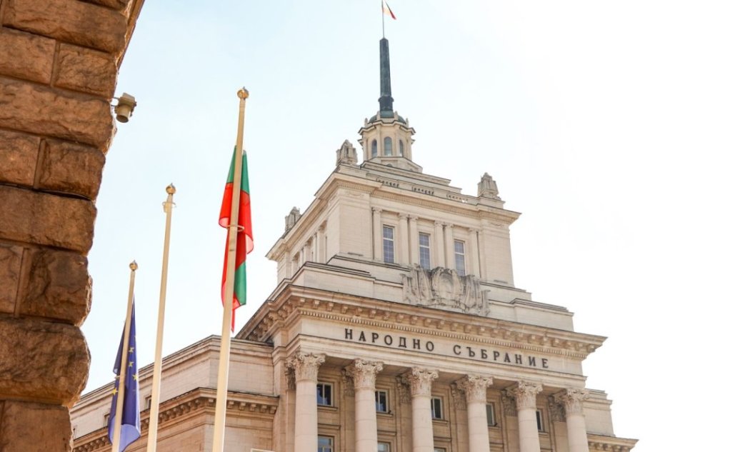 Парламентът няма да ходи във ваканция заради спешни законодателни задачи