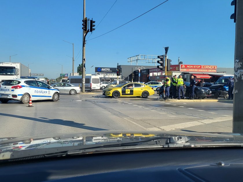 Тежка катастрофа на кръстовището на „Сливница“ и „Панчо Владигеров“ с участието на полицейски автомобил