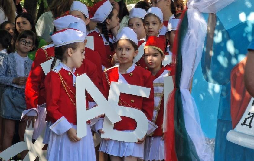 24 май в София: хиляди ученици, учители и официални лица се включват в празничното шествие