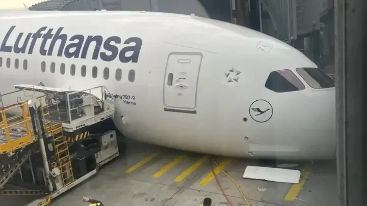 Драма на летище Франкфурт: Самолет на Lufthansa се срина върху носа си преди полет (ВИДЕО)