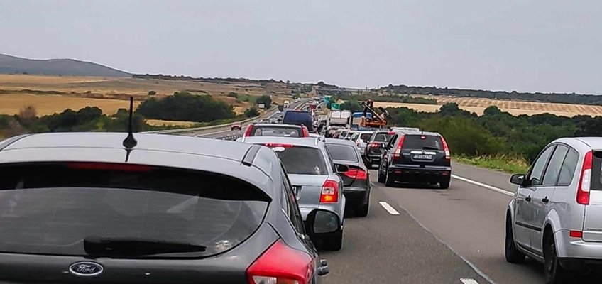 Ремонти и аварирал камион блокираха „Тракия“: Километрични тапи и поредица от леки удари