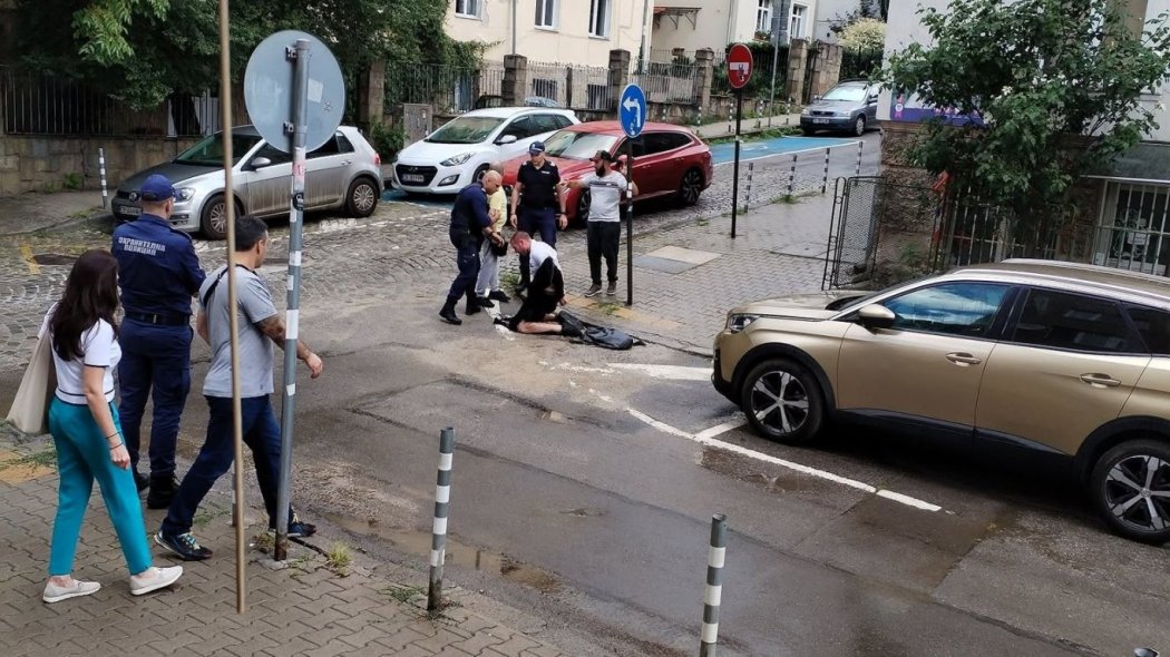 Екшън в центъра на София: Рецидивист опита да избяга с кола и 5-годишно дете