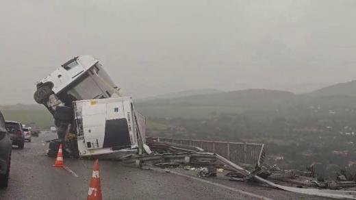 (ВИДЕО) Две катастрофи затрудниха движението по АМ „Хемус“ към София