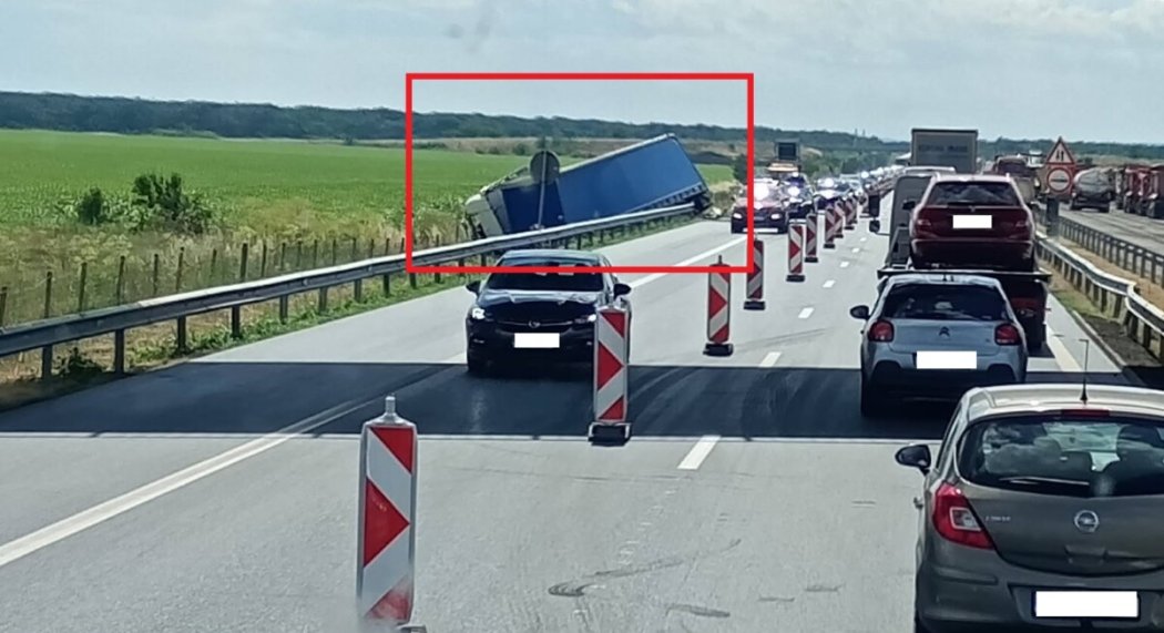 Шофьор на камион самокатастрофира на „Тракия“ към Бургас: полиция регулира движението