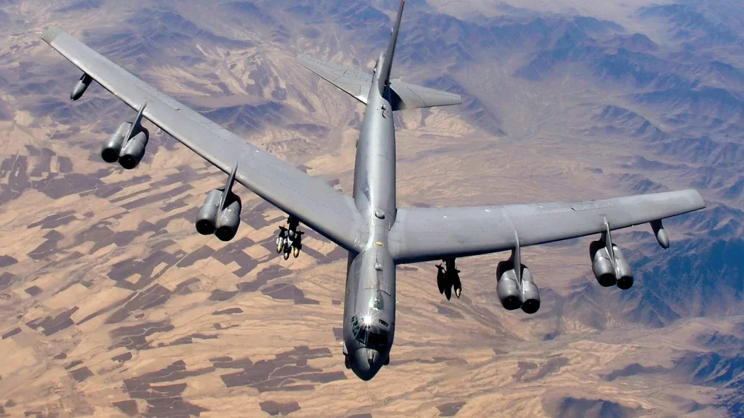Осем загинали при катастрофа на B-52 в Калифорния (ВИДЕО)