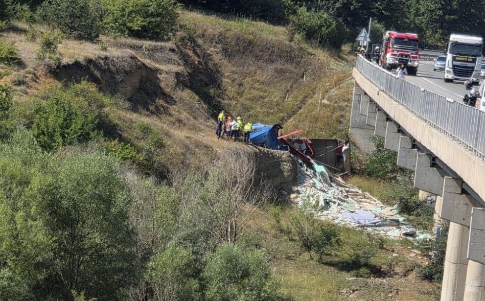 Камион падна в дере на АМ „Струма“ край Перник, шофьорът е откаран в болница