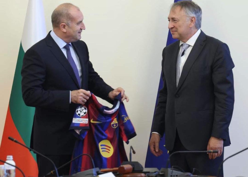 Румен Радев обсъди с FC Barcelona развитие на детско-юношеския футбол и възможен мач с България