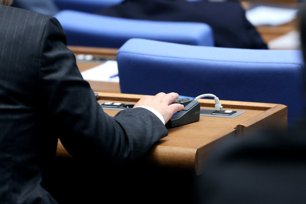 Парламентът връща машинния вот: Повече секции извън ЕС и нови проверки на софтуера