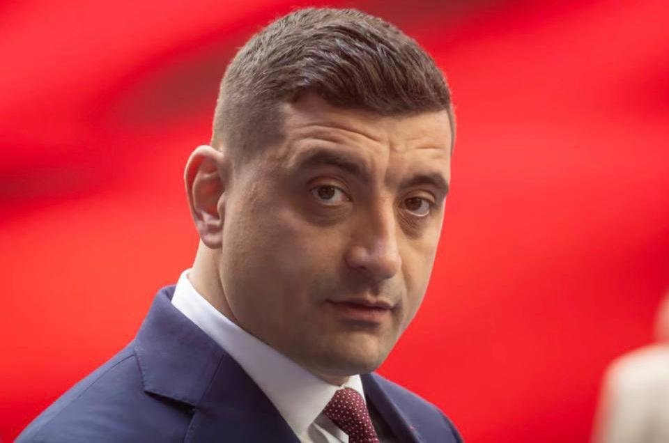 Политическият хаос извежда на преден план лидера на румънската партия MAGA