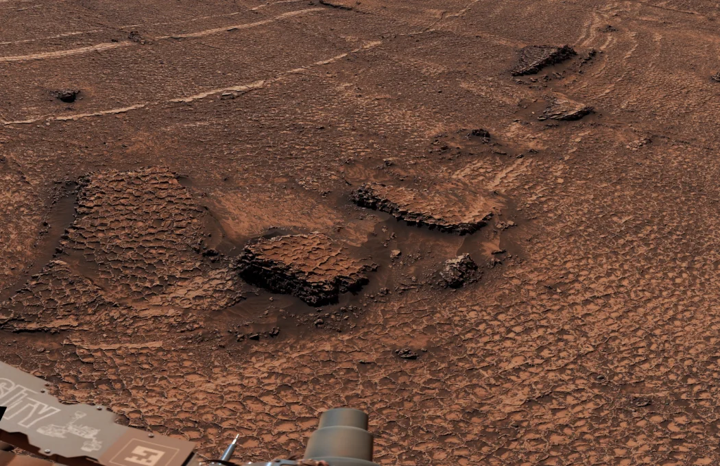 (СНИМКИ) Curiosity попадна на „пчелна пита“ на Марс: гигантско поле от шестоъгълни структури обърка учените