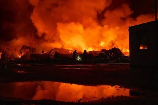 Взаимни удари разтърсиха Русия и Украйна: Пожари, жертви и нов натиск на фронта
